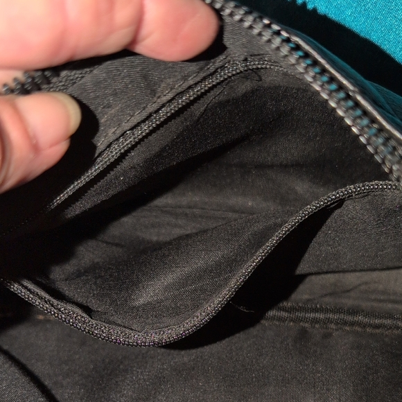 Elegant Black Quilted Shoulder Bag with A Chain Strap And A Shoulder Strap - Picture 9 of 10